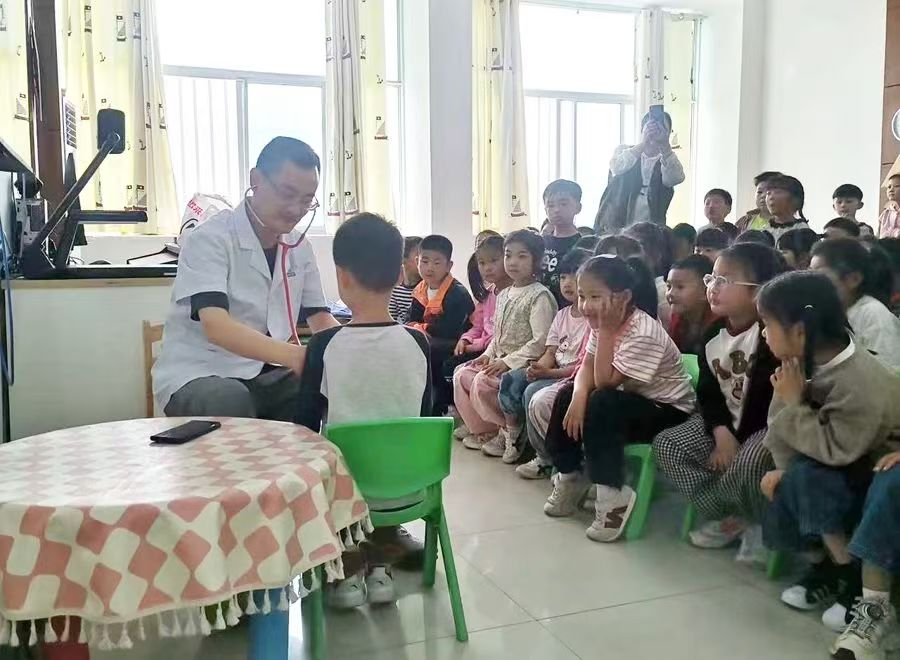“医”路“童”行 ：医护人员走进幼儿园开展儿童节健康科普